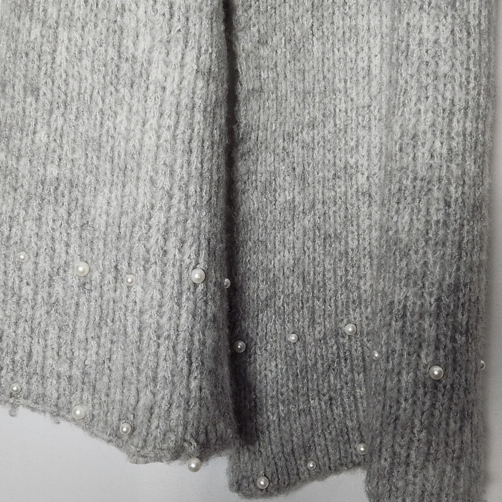 Anne Taylor Chunky Gray Knit Scarf With Pearl Accents